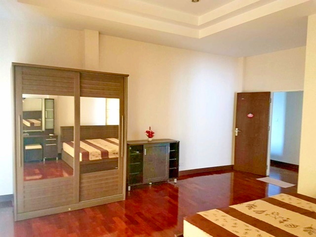 แฟชั่นไอซ์แลนด์ MRTรามอินทรา กม. 8 ให้เช่าด่วนบ้านเดี่ยว 2 ชั้น เฟอร์ครบ สวนหย่อม 94ตรว. 252ตรม. 3นอน 5น้ำ 2จอดรถ 7แอร์