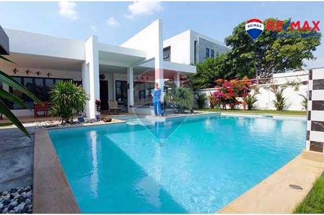 ที่ดิน: 997พื้นที่ใช้สอย: 350 ตรม5 ห้องนอน 2 ใช้เป็นห้องทำงาน4 ห้องน้ำห้องนั่งเล่นขนาดใหญ่พื้นที่รับประทานอาหารครัวยุโรปห้องเก็บของที่ใช้เป็น Walk-in Closetการออกแบบที่สวยงามระเบียงใหญ่สระว่ายน้ำพร้อมจากุซซี่ 9x4.5 ม.บาร์กลางแจ้ง - ห้องครัวพร้อมเครื่องล้างจานห้องซักรีดโรงจอดรถใหญ่ชื่อบริษัทสำรวจความงามของพูลวิลล่าที่น่าทึ่งอย่างแท้จริง! วิลลา 5 ห้องนอนนี้ตั้งอยู่บ