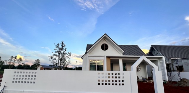 ขายบ้านเดี่ยวชั้นเดียวสไตล์มินิมอล โครงการบ้านมีโฮม ใกล้ศูนย์การแพทย์มหาวิทยาลัยแม่ฟ้าหลวง อำเภอเมืองเชียงราย จังหวัดเชียงราย#รายละเอียดและที่ตั้งทรัพย์-บ้านสร้างเสร็จพร้อมเข้าอยู่ #ใกล้ศูนย์แพทย์มหาวิทยาลัยแม่ฟ้าหลวง    -  บ้านชั้นเดียว สไตล์มินิมอล 3 ห้องนอน 2 ห้องน้ำ 2 จอดรถ #พร้อมสนามหญ้ากว้างๆ ในบ้านไม่ต้องหารกับใคร-ที่ดิน 100 ตารางวา-พื้นที่ใช้สอย 135 