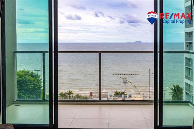 ห้ามพลาด! คอนโดยูนิตหัวมุมหนึ่งห้องนอนขนาดใหญ่แห่งนี้มีทิวทัศน์มุมกว้างที่น่าทึ่ง! ระเบียงมีหลังคาขนาดใหญ่พร้อมวิวทะเลไร้สิ่งกีดขวางและทิวทัศน์ขึ้นและลงบริเวณหาดจอมเทียนยอดนิยมของพัทยา การเป็นเจ้าของรถยนต์เป็นทางเลือกสำหรับการพัฒนาคอนโดหรูแห่งนี้ สิ่งอำนวยความสะดวกที่ไม่มีใครเทียบได้และคุณรายล้อมไปด้วยร้านค้าและร้านอาหารชั้นเลิศเอราส คอ