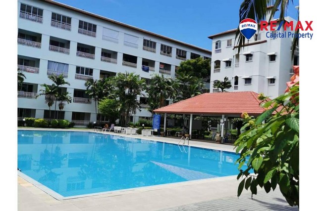 ปรับปรุงใหม่พร้อมพื้นที่รวม 42 ตร.ม. สำหรับเช่า ตกแต่งครบครันพร้อมห้องน้ำใหม่และห้องครัวยุโรปที่ทันสมัยและมีอุปกรณ์ครบครัน! มีระเบียงขนาดใหญ่ด้วย เครื่องปรับอากาศและพัดลมเพดานเป็นมาตรฐานสตูดิโออพาร์ตเมนต์บนชั้นสอง  42 ตารางเมตร  ตกแต่งพร้อมอยู่  ห้องครัวสไตล์ยุโรป - มีอุปกรณ์ครบครัน  ห้องน้ำทันสมัยพร้อมฝักบัว  พัดลมเพดาน  เครื่องปรับอากาศ  ระเบี