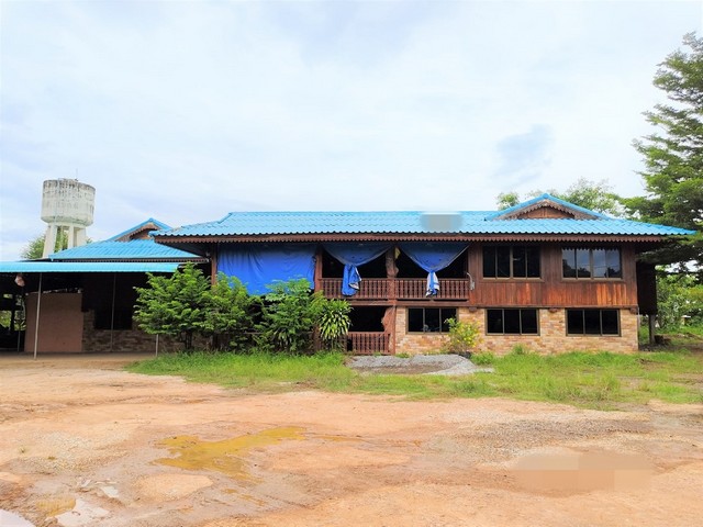 รายละเอียดเพิ่มเติมCode ID : PKK02-16163ราคาขาย           8,008,000 บาท- ขนาดพื้นที่ :  934 ตร.ว (2 ไร่ / 1 งาน / 34 ตร.ว)- พื้นที่ใช้สอย :    671.50 ตร.ม- จำนวนห้อง :  4 ห้องนอน 2 ห้องน้ำ- ที่จอดรถ :  1-2 คัน- บ้านครึ่งตึกครึ่งไม้ :   2 ชั้น- บ้านครึ่งตึกครึ่งไม้หันทางทิศ : -- อายุอาคาร :   11 ปีพิกัดทรัพย์   :    https://maps.app.goo.gl/11oF1A6tCG9H8KvA8สถานที่ใกล้เคียง- ใกล้อุทยานแห่งชาติแม่ปิง- ใกล้น้ำตกก้อหลวง- ใกล้โรงพยาบาลส่งเสริมสุขภาพตำบลตำบลตำบ