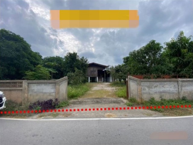 รายละเอียดเพิ่มเติมCode ID : PKK02-16268ราคาขาย       1,539,000 บาท- ขนาดพื้นที่ : 305 ตร.ว (3 งาน / 5 ตร.ว)- พื้นที่ใช้สอย :  230.41 ตร.ม- จำนวนห้อง : 2 ห้องนอน 1 ห้องน้ำ - ที่จอดรถ :  1-2 คัน- บ้านเดี่ยว :    2 ชั้น- บ้านเดี่ยวหันทางทิศ : -- อายุอาคาร :   50 ปีพิกัดทรัพย์ :     https://maps.app.goo.gl/GehCpM1WnFerWgLP6สถานที่ใกล้เคียง- ใกล้วัดม่วงโตน- ใกล้วัดดงมะเฟือง- ใกล้ตลาดทุ่งโป่ง- ใกล้โรงเรียนบ้านเหล่ายาวสอบถามเพิ่มเติม/นัดชมโทร. 097-419-5982(พลอย)โท