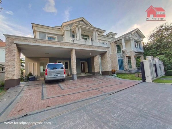 รายละเอียด  ให้เช่าบ้านเดี่ยวหรู 2 ชั้น(Luxury)เนื้อที่ 164 ตร.ว พื้นที่ใช้สอย 510 ตร.ม 4 ห้องนอน 5 ห้องน้ำ ฟอร์นิเจอร์ครบ 2 ห้องครัว  3 ห้องรับแขก 1 ห้องแม่บ้าน ตกแต่งด้วยวัสดุเกรดพรีเมี่ยม มีสวน ที่จอดรถ ร่มรื่นด้วยสวนต้นไม้ สิ่งอำนวยความสะดวก คลับเฮ้าส์หรู ครบครันทั้งสระว่ายน้ำ Fitness & Stream  สวนสาธารณะ สระว่ายน้ำ ฟิตเนส  รปภ CCTV อื่นๆ (ระบบ Double Gate ทางเข้าออก, และมี Video Phone)เสร็จสมบูรณ์พ