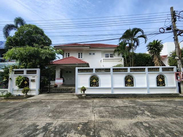 ให้เช่า บ้านเดียว  ซอยแจ้งวัฒนะ-ปากเกร็ด 19 หมู่บ้านอุทยานทอง ตรงข้ามเซ็นทรัลแจ้งวัฒนะ ปากซอยเป็นสถานีรถไฟฟ้าสีชมพู เข้าซอย 400 เมตร