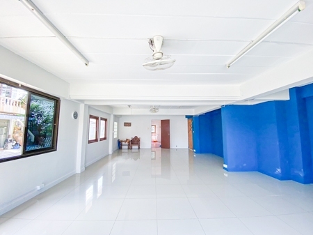 ตึกอาคารพาณิชย์ ว่างให้เช่า ทำเลทอง ติดถนนเส้นหลักเกาะสมุย ตึกปล่อยเช่าเหมาะสำหรับทำธุรกิจ รองรับทุกธุรกิจ