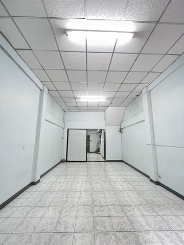 อาคารพานิชย์ 3ชั้นครึ่ง โครงการ รื่นฤดี รามคำแหง180 ติดรถไฟฟ้า 150 เมตร สภาพดี ฟรีโอน