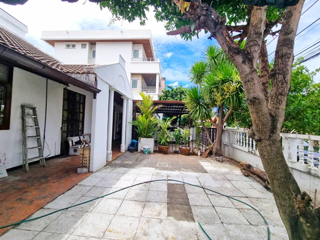 ให้เช่าบ้านเดี่ยวใหญ่มาก ติดไบเทคบางนา ถูกที่สุดใน3โลก 70ตรว. 240ตรม. 3นอน  2น้ำ 1แอร์ 2จอดรถ BTS บางนา เซ็นทรัลบางนา