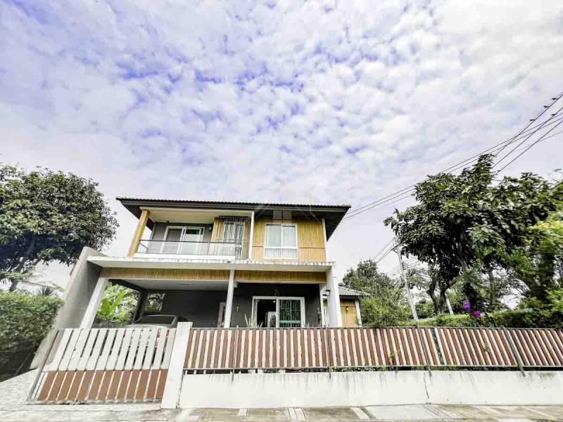 BHL580บ้านเดี่ยว 2 ชั้น หมู่บ้าน ชัยพฤกษ์ ปิ่นเกล้า-กาญจนาภิเษก บางใหญ่ หลังมุมที่ตั้ง : ต. บางใหญ่ อ.บางใหญ่ นนทบุรี 11140รายละเอียดบ้าน- ขนาดที่ดิน 74.5 ตร.ว.- พื้นที่ใช้สอย 260 ตร.ม.- 3 ห้องนอน 3 ห้องน้ำ- 1 ห้องครัว 1 ห้องเอนกประสงค์ - ที่จอดรถ 3 คัน- แอร์ 4 ตัว ติดมุ้งลวดและม่านบังแดดรอบบ้าน- บรรยากาศภายในโครงการร่มรื่นเงียบสงบ มีความเป็นส่วนตัว ความปลอดภัยสูง-  ชั้นล่างปูพื้นด้วย