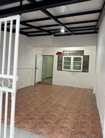 ขายบ้านทาวน์เฮ้าส์ 2 ชั้น รีโนเวทใหม่พร้อมเข้าอยู่ ซอยคู่สร้าง สุขสวัสดิ์ 84 ใกล้โรงพยาบาลเปาโลพระประแดง  เดินทางง่าย ใกล้สิ่งอำนวยความสะดวก