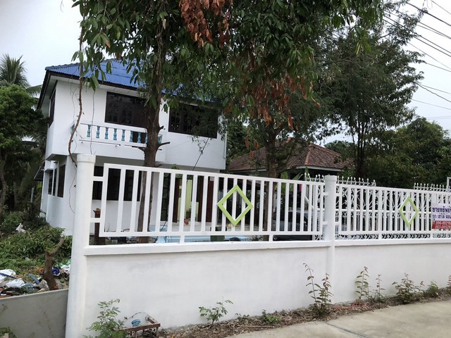 ขายบ้านเดี่ยว 2ชั้น 100วา จ.นนทบุรี ย่านบางใหญ่ 4,200,000 บาท โฉนด ฉ.60854 และ ฉ.60855 เนื้อที่รวม 100 ตร.วา  ติดถนนปูน หน้ากว้างรั้วบ้านประมาณ 15.55 เมตร ยาว 26.5 เมตร 4ห้องนอน 2ห้องน้ำ 1ห้องครัว ห้องโถงใหญ่ ทำโรงจอดรถแล้ว มีระเบียง หน้า-หลัง เนื่อที่ใช้สอยเยอะ บริเวณบ้านร่มรื่นเย็นสบาย ใกล้ร้านค้าแหล่งอำนวยความสะดวกครบครัน ใกล้ตลาดเจ้าพระยาและตลาดสดขนาดใหญ่ ใกล้ร้านทันตกรรม และร้