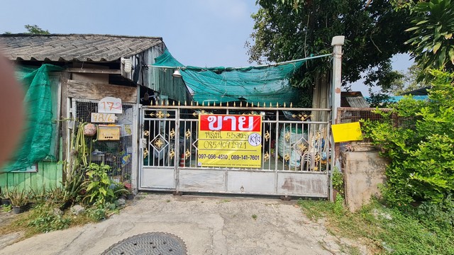 ZTK039ขายด่วน ที่ดินพร้อมสิ่งปลูกสร้าง เนื้อที่ 53 ตร.วา แหล่งชุมชนเหมาะทำการค้า ถ.ประชาอุทิศ 54 ติดคลองสาธารณะ มีพื้นที่เพิ่ม มีความเป็นส่วนตัว  เหมาะสำหรับการลงทุน  ราคา 4.6 ล้านบาทเนื้อที่ 53 ตารางวารายละเอียดเพิ่มเติมสถานที่ใกล้เคียง- ห้างสรรพสินค้า / ซูเปอร์มาร์เก็ต- Market Place Prachautis - มาร์เก็ตเพลส ประชาอุทิศ- ตลาดทุ่งครุ 61 พลาซ่า ตลาดสดเปิดท้าย ทุ่งครุ พล่าซ่า- ห้างทองโ