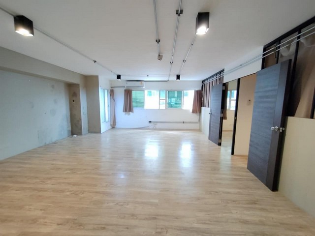 BS1288ให้เช่าพื้นที่สำนักงาน 103.6 ตรม.ย่านอารีย์ ใกล้BTSอารีย์ เหมาะทำออฟฟิศ เดินทางสะดวกเดือนละ 38,000 บาท ประกัน 3 เดือน ล่วงหน้า 1 เดือน สัญญาเช่าขั้นต่ำ 2 ปีค่าน้ำ เหมาจ่าย เดือนละ 300 บาท ค่าไฟ ตามการไฟฟ้า ค่าส่วนกลาง 500 บาทติดต่อ : คุณพร 0938091444 (เบอร์นี้แอดไลน์ได้คะ),โทร 0939833259ID Line : henghengpaulaรหัสประกาศ BS1286ให้เช่าพื้นที่สำนักงาน 103.6 ตรม.ย่านอารีย์ ใกล้BTSอารีย์ เหมาะทำออฟฟิศ เดินทางสะดวก