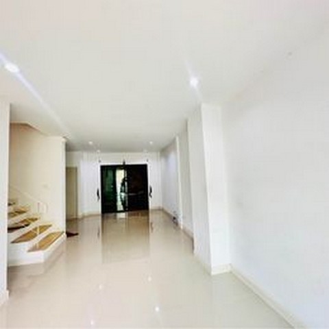 ทาวเฮ้าส์ 2 ชั้นบนทำเลทองของศรีราชาหมู่บ้านปิดมีความปลอดภัยสูงมาก