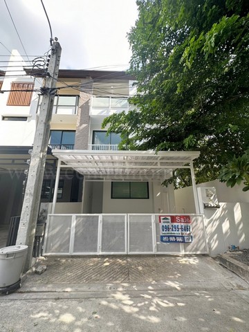 รหัสทรัพย์ P.0050ไพรเวท เนอวานา ไลฟ์ ลาดพร้าว 71 รีโนเวทใหม่ทั้งหลังที่ตั้ง : ซอยนาคนิวาส 48 แยก 14 แขวงลาดพร้าว เขตลาดพร้าว กรุงเทพฯ 10230รายละเอียดทรัพย์ทาวโฮมหลังใหญ่ที่สุดในโครงการ หลังมุม และ อยู่ต้นโครงการเนื้อที่ 30.2 ตารางวา พื้นที่ใช้สอย 200 ตารางเมตร3 ชั้น 3 ห้องนอน 3 ห้องน้ำ 1 ห้องรับแขก 1 ห้องครัวใหญ่สิ่งอำนวยความสะดวกระบบรักษาความปลอดภัย 24 ชั่วโมง / กล้องวงจรปิด CCT