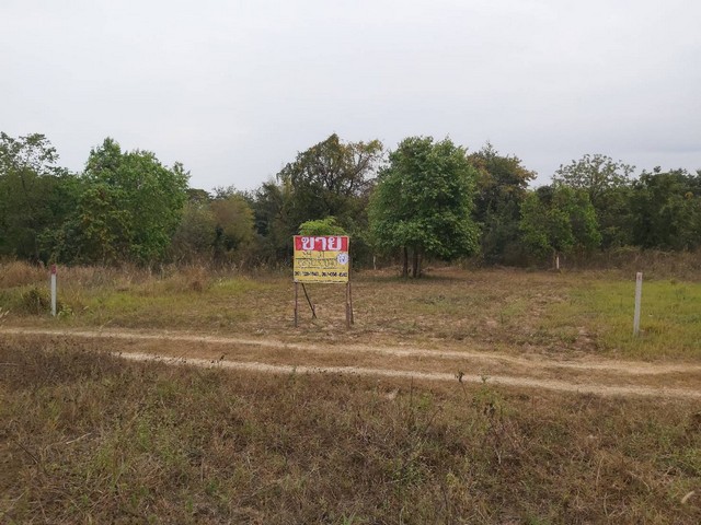 ZE609ขายด่วนที่ดิน 94 ตารางวา ใกล้บึงหนองโคตร ต.บ้านเป็ด อ.เมือง ขอนแก่นพิกัด : https://www.google.com/maps?q=16.42516812,102.79176788ขนาด : กว้าง 13.5 ม. ลึก 29 ม.จุดเด่น : เหมาะกับการทำบ้านสวน พักยามเกษียณสถานที่ใกล้เคียง- บึงหนองโคตร 1.5 กม.- ตลาดต้นตาล 5 กม.- แจ่ม คาเฟ่ 5.9 กม.- สนามบิน 8 กม.ขาย 750,000 บาท (ตารางวาละ 7,978 บาท)เงื่อนไข : คนละครึ่งคุณโจ 091-1281948คุณเกรท 097-0564510Idline : 0911281948