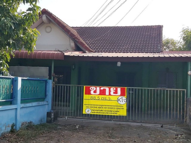 ZE610ขายด่วนที่ดิน 88.5 ตร.ว.พร้อมสิ่งปลูกสร้าง ใกล้ร.ร.เตรียมอุดมศึกษาพัฒนาการ ต.ท่าพระ อ.เมือง ขอนแก่นพิกัด : https://www.google.com/maps?q=16.32156844,102.79873589รายละเอียดที่ดิน:กว้าง 14 ม. ลึก 11 ม.บ้าน : พท.ใช้สอย 354 ตร.ม.3 นอน 1 ห้องน้ำในตัวบ้าน1 ห้องน้ำนอกบ้านแอร 9,000 Btu.มู่ลี่กันแอร์ออกพื้นกระเบื้อง  จุดเด่น : สามารถปลูกบ้านเพิ่มได้อีกตรงที่ดินว่าง และมีไม้นานาพันธุ์ปลูกไว้อยู่แล้ว เหมาะทำบ้านสวนสถานท