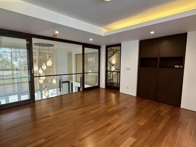 POR3705 ขาย ทาวน์โฮม 5 ชั้น รวมชั้นลอย โครงการ เดอะ ลอฟท์ สาทร The Loft Sathorn ใจกลางเมือง สาทร1 ซอยเมฆสวัสดิ์ แขวงช่องนนทรี เขตยานนาวา