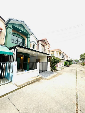 ทาวน์เฮ้าส์รีโนเวทพร้อมอยู่ ศิลปการพาร์ค 5 บ้านกล้วย-ไทรน้อย ใกล้เวสต์เกต สวยมงลงทุกองศา หน้ากว้าง6เมตร