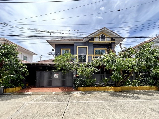 รหัสทรัพย์ 4427บ้านแฝด หมู่บ้าน แลนซีโอ วงแหวน พระราม5 ( ซอยวัดศรีประวัติ ) ที่ตั้ง : ตำบลปลายบาง อำเภอบางกรวย จังหวัดนนทบุรี  11130รายละเอียดทรัพย์- เนื้อที่บ้าน  52  ตารางวา พื้นที่ใช้สอย 180 ตารางเมตร - แบบบ้านมี 3 ห้องนอน 2 ห้องน้ำ 1 ห้องรับแขก 2 ห้องครัว  - สามารถจอดรถในบ้านได้ 2 คัน  - ต่อเติมโรงจอดรถ และพื้นที่ด้านข้างออกมาเต็มพื้นที่- หน้าบ้านกว้าง 12 เมตร - แถมเครื่องปรับอา