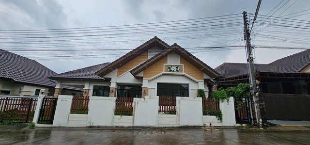  รายละเอียดเพิ่มเติม Code ID : PKK02-00064  ราคาขาย 3,000,000  บาท- ขนาดพื้นที่ :   59.80 ตร.ว.- พื้นที่ใช้สอย :   -- จำนวนห้อง :   3 ห้องนอน 2 ห้องน้ำ - ที่จอดรถ :    1   คัน- บ้านหันทางทิศ : - พิกัดทรัพย์ : https://maps.app.goo.gl/UdNg7iCWfXfWRh9K9    สถานที่ใกล้เคียง- ใกล้ตลาดสดเซนสิริ แยกเจ- ใกล้โรงพยาบาลส่งเสริมสุขภาพตำบลบางเสร่ - ใกล้โลตัส โกเฟรช บางเสร่ ชลบุรี- ใกล้ซีเจ ซูเปอร์มาร์เก็ต สาขาบางเสร่ สอบถามเพิ่มเติม/นัดชมโทร. 097-419-5982(พ