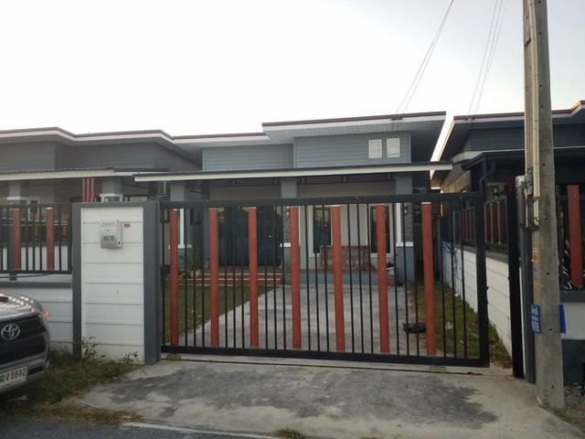   รายละเอียดเพิ่มเติม Code ID :  PSC00768  ราคาขาย 2,017,000  บาท - ขนาดพื้นที่ :  52.80 ตร.ว.- พื้นที่ใช้สอย :  97.50 ตร.ม.- จำนวนห้อง :   2 ห้องนอน 2 ห้องน้ำ - ที่จอดรถ :   1  คันพิกัดทรัพย์ : https://maps.app.goo.gl/fTb6gDth3kAf8Kdu9    สถานที่ใกล้เคียง- ใกล้  วัดสํานักบก (หลวงพ่อแก้ว) ชลบุรี- ใกล้  โรงพยาบาลบ้านบึง- ใกล้  โลตัส บ้านบึง- ใกล้   วัดนาเขื่อนสอบถามเพิ่มเติม/นัดชมโทร. 097-419-5982(พลอย)โทร. 096-932-4624(ออมสิน)Line : @panaya (มี@ด้านหน้า)ปรึกษาสินเชื่อ�