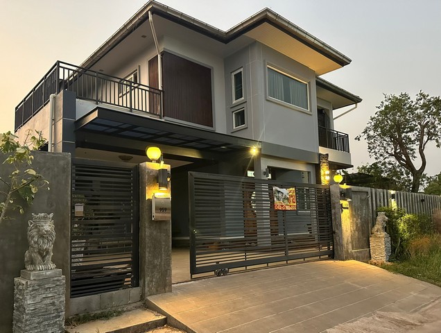House for SALE  ขายด่วน!! ขายบ้านที่ อุดรธานี ถนนมิตรภาพ ใกล้วีทีแหนมเนืองSale ขายจากเดิม  6,500,000 บาท ไม่ขาย ลดราคาเหลือแค่ 5,800,000 บาท เท่านั้น4นอน 4 น้ำ 2 ครัว 1รับแขก 1พระ 1ห้องทำงาน 2จอดรถชานระเบียงบนบ้านขนาดใหญ่ พื้นที่ 98 ตรว.พื้นที่ใช้สอย 380ตรม.-แอร์ ใหญ่ ห้อง รับแขก-ตู้เย็นขนาดใหญ่-เครื่องซักผ้า-เตาอบไฟฟ้า ,เตาไมโครเวฟ-ห้อง นอน ล่าง แอร์ 1 เตียงนอน ตู้เสื้อผ้า build in ทุกห้อง-Sofa -TV 55 นิ้ว + TV 32