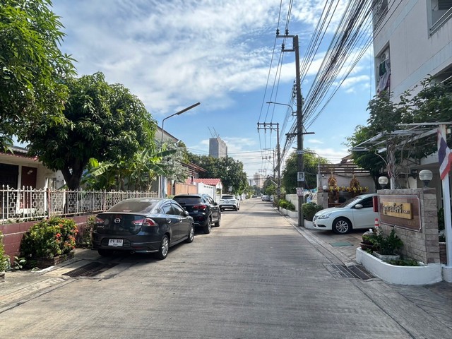 ขายที่ดินพร้อมสิ่งปลูกสร้าง 81 ตารางวา ซอย รามคำแหง 21  ทำเลดี เดินทางสะดวก    ZJ090