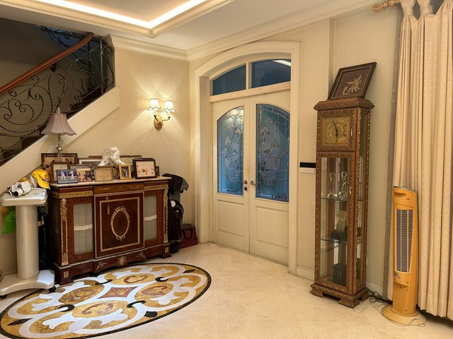 ขายบ้านเดี่ยว 2 ชั้น 124 ตารางวา  หมู่บ้านนันทวัน  ซอยอ่อนนุช 44   การเดินทางสะดวก สามารถเข้า-ออกได้หลายเส้นทาง    ZJ089