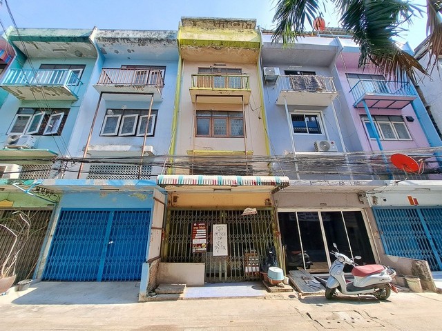   รายละเอียดเพิ่มเติม Code ID : PKK04-00669  ราคาขาย  2,300,000 บาท- ขนาดพื้นที่ :   15.00 ตร.ว.- พื้นที่ใช้สอย :   -- จำนวนห้อง :   3 ห้องนอน 2 ห้องน้ำ  - ที่จอดรถ :    1  คัน- บ้านหันทางทิศ : - พิกัดทรัพย์ : https://maps.app.goo.gl/2qNkqkkvA2FR8vor7    สถานที่ใกล้เคียง- ใกล้สถานีรถไฟฟ้า ภาษีเจริญ - ใกล้เซ็นทรัล พระราม 2  - ใกล้โรงพยาบาลบางมด - ใกล้โรงพยาบาลสหวิทยาการมะลิ   เดอะ ไบรท์ พระราม 2 สอบถามเพิ่มเติม/นัดชมโทร. 097-419-5982(พลอย)โทร. 096-932-4624(ออมส�