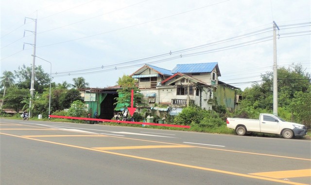   รายละเอียดเพิ่มเติม Code ID : PKK02-08889  ราคาขาย 4,934,000  บาท- ขนาดพื้นที่ :   1015.30 ตร.ว.- พื้นที่ใช้สอย : 230.50 ตร.ม  - จำนวนห้อง :  6 ห้องนอน 2 ห้องน้ำ  - ที่จอดรถ :    1   คัน- บ้านหันทางทิศ : - พิกัดทรัพย์ : https://maps.app.goo.gl/nj9W5mfWL81spGoS6    สถานที่ใกล้เคียง- ใกล้โลตัส โกเฟรช เดชอุดม- ใกล้ซูเปอร์คุ้มตำบลสาขาเมืองเดชอุบล  - ใกล้ มินิบิ๊กซีสาขาเดชอุดม- ใกล้ โลตัส เดชอุดม สอบถามเพิ่มเติม/นัดชมโทร. 097-419-5982(พลอย)โทร. 096-932-4624(ออมสิน)