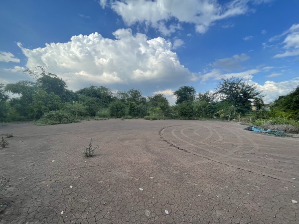 ที่ดินถมแปลงสวย ถมแล้ว ราคาดีมาก 8400/ตร.ว.หน้ากว้าง 20 เมตร ลึกประมาณ 17 เมตรสร้างบ้าน โกดัง สบายมาก ไฟฟ้าผ่าน หน้าที่ดินฝั่งติดถนน มีคูน้ำผ่านสามารถเดินทางไปเส้นกาญจนาทางบางใหญ่ และ ศาลายาได้สะดวกสถานที่ใกล้เคียงตลาดนัดคลองโยง 5.3 km.ตลาดกิเลน 8.2 km.The Salaya Leisure Park 12 km.Groove Market 12 km.เซ็นทรัล ศาลายา 15 km.โลตัสศาลายา 15 km.แมคโครศาลายา 13 km.โฮมโปรศาลายา 15 km. ContactRealty One Estate Thailandชัยกิจ เจริญจิระตระกูล(