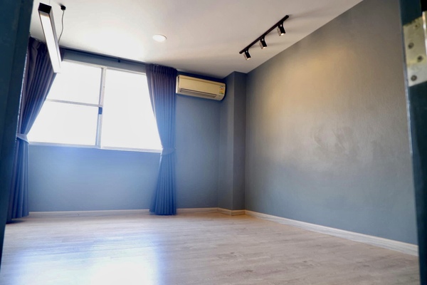 รหัส M3734ขายการ์เด้นเพลส คอนโดมิเนียม (GardenPlace Condominium)2 ห้องนอน 68 ตรม. ราคาดีงามใกล้MRTสุทธิสาร,ใกล้MRTรัชดาภิเษกจุดเด่นห้องนี้– ห้องริม รีโนเวทสวย พื้นที่ใช้สอย 68.31 ตรม. ชั้นสูง อยู่สบาย ห้องกว้างขวาง เงียบสงบ มีความเป็นส่วนตัว ระเบียงหันทิศเหนือ ไม่ร้อนแดด ลมดี  วิวเมืองเปิดโล่ง– ทำเลดี อยู่ซอยรัชดา20 (ซอยรุ่งเรือง)หลังบุญถาวรใกล้กับสถานีรถไฟฟ้า2 สายใต้ดิน MRT สุทธิสาร(600 เ