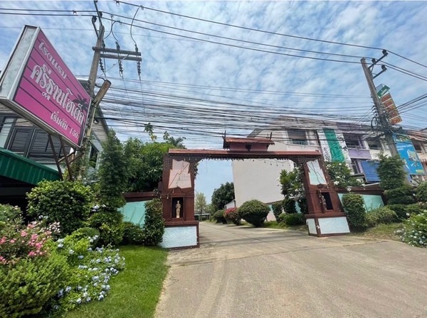 ขายที่ดินพร้อมสิ่งปลูกสร้าง กิจการโรงแรมและห้องพร้อมพื้นที่ให้เช่า  เนื้อที่ กว่า 7 ไร่  บนทำเลน่าลงทุน ติดถนนศรีจันทร์ ในเมืองขอนแก่น ใกล้เซ็นทรัล ใกล้สนามบินสถานที่ใกล้เคียงโลตัส โกเฟรช 100 เมตรห้างสรรพสินค้า เซนทรัลขอนแก่น  2 กม.รพ.ขอนแก่นราม 2 กม.รพ.กรุงเทพขอนแก่น 2 กม.รพ.ราชพฤกษ์ 4 กม.บิ้กซี ซุปเปอร์เซนเตอร์ ขอนแก่น 2 กม.แมคโคร ขอนแก่น 4 กม.สนามบินขอนแก่น 7 กม.รพ