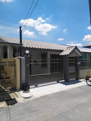 AHR31167-10J ให้เช่าบ้านเดี่ยวชั้นเดี่ยว หมู่บ้านโชคชัยคลองจั่น ซอยนวมินทร์81สนใจติดต่อ คุณจุ๋ม (Agent)098-5565514   ไลน์ ไอดี(Line ID) : thewitch-jj คลิกลิงค์ไลน์    https://line.me/ti/p/kf8IEqqIw6  ค่าเช่า 16,000 บ/เดือน ประกัน 2 ล่วงหน้า 1 ( มีประกันอัคคีภัย 2,000 บาท )** ไม่รับสัตว์เลี้ยง **เนื้อที่ 50 ตารางวา มี 3 ห้องนอน 2ห้องน้ำ แอร์ 3 เครื่อง จอดรถได้ 1คันมีผ้าม่านทั้งหลัง#ให้เช่า #ขาย #ให้เช่าอาคารพาณิชย์ #ให้เช่าบ้าน #ให้เช่าท