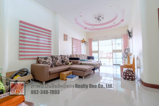 M 4671ขาย บ้าน ระยอง ถ.พัทยา-มาบตาพุด ต.สำนักท้อน อ.บ้านฉาง จ.ระยองติดต่อ ประสงค์ 062-348-7893Line id : songloveu88นิกกี้ 065-985-2958Line id : nickky-nicรายละเอียด• บ้านชั้นเดียว เนื้อที่ 54.8 ตรว. พื้นที่ใช้สอย 112 ตรม. // พร้อมอยู่• 2 นอน 3 น้ำ 2 แอร์ 1 จอดรถ / โซฟา ทีวี• หน้าบ้านหันทิศเหนือ แดดไม่ร้อน• พื้นแกรนิตโต้• ไม่มีค่าส่วนกลาง• ค่าธรรมเนียมโอน และค่าอากร คนละครึ่งสถานที่ใกล้เคียง• ถ.พัทยา-มาบตาพุด• ตลาดสระแ