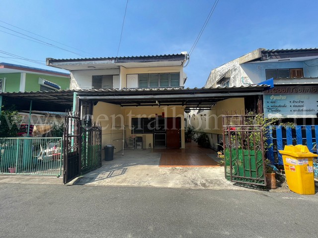 รหัสทรัพย์  : 4816บ้านแฝด บ.ก.ทหารบกสูงสุด รามอินทรา 46 แยก 3 BTS คู้บอนที่ตั้ง : รามอินทรา 46 แยก 3 แขวงรามอินทรา เขตคันนายาว กรุงเทพมหานคร 10230รายละเอียดทรัพย์- เนื้อที่ 24 ตารางวา พื้นที่ใช้สอย 90 ตารางเมตร- 2 ห้องนอน 2 ห้องน้ำ 1 ห้องรับแขก 1 ห้องครัว  1 ที่จอดรถ- บิ้วอินครัว - พื้นล่างไม้ปาเก้ พื้นบนไม้ปาเก้- ทิศหน้าบ้านหันทิศใต้- สภาพดีมาก พื้นที่รอบบ้านกว้าง อากาศถ่ายเทสะดวก- น้