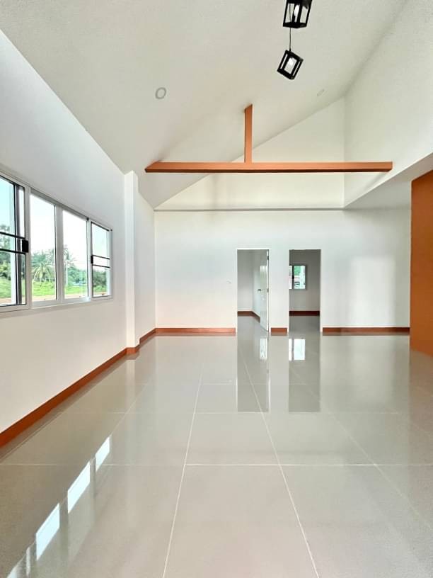 ราคาเริ่มต้นที่ 2.35 ล้าน โซนสันทราย ติดถนน ใกล้เมือง อนาคตมีวงแหวนรอบ 4 ถนนกว้าง เดินทางเข้า-ออกสะดวกมาก จาก ม.แม่โจ้มาเพียง 4 นาที