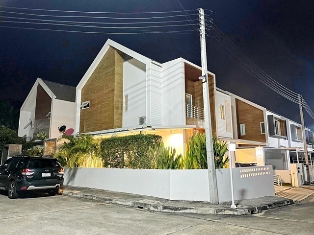  โลตัส โกเฟรช แม่ริม ตลาดแม่ริมพลาซ่า  เชียงใหม่  ให้เช่าบ้านหลังมุม 2ชั้น 54ตรว. 190ตรม. 3นอน 3น้ำ 2แอร์ ถนนหน้าบ้านกว้างมาก แม่สา