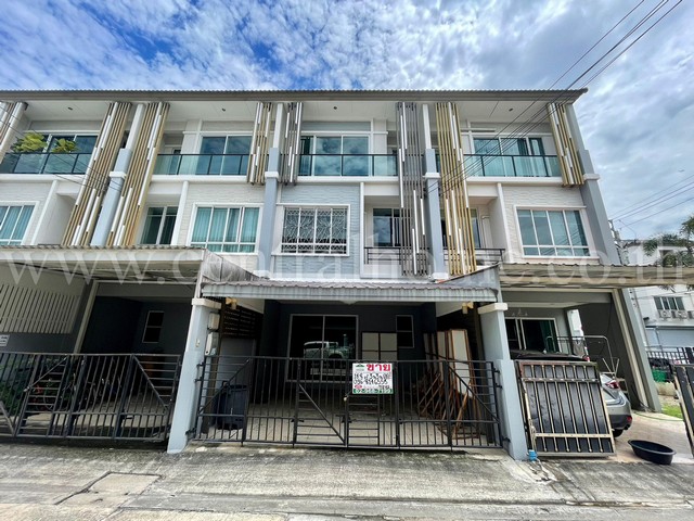 รหัสทรัพย์  4669ทาวน์โฮม เดอะ แพลนท์ ซิตี้ แจ้งวัฒนะ - เมืองทองที่ตั้ง ถนนป๊อปปูล่า ต.บ้านใหม่ อ.ปากเกร็ด จ.นนทบุรี  11120รายละเอียดทรัพย์- ทาวน์โฮม 3 ชั้น, ขนาดพื้นที่ 18.8 ตารางวา, พื้นที่ใช้สอย 155 ตารางเมตร- 3 ห้องนอน, 3 ห้องน้ำ, 1 ห้องรับแขก, 1 ห้องครัว,  1 ที่จอดรถ- พื้นล่างกระเบื้อง พื้นบนลามิเนต- Wallpaper ทั้งหลังสิ่งอำนวยความสะดวก- ระบบรักษาความปลอดภัย 24 ชั่วโมง รปภ., CCTV, Access Card- สวนสาธา