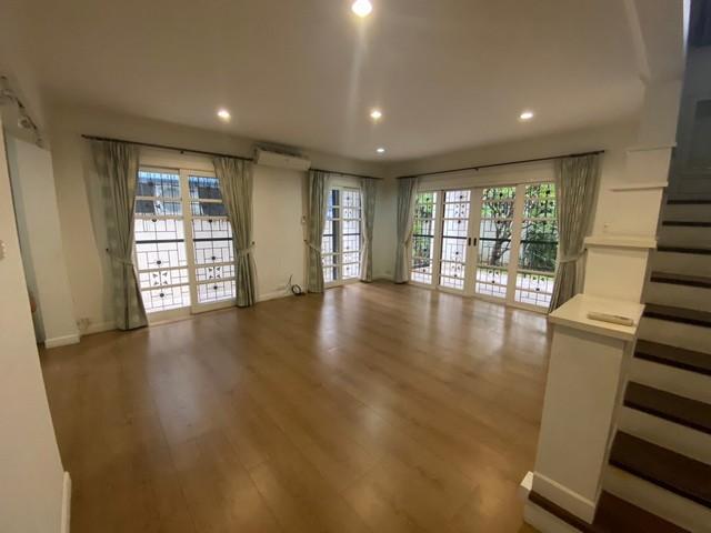 EPL-HR3052 ให้เช่าบ้านเดี่ยว2 ชั้น ย่านเอกมัย ซอย10 สุขุมวิท 63  พื้นที่ใช้สอย 250 ตรม. 3 ห้องนอน 3 ห้องน้ำ 2 ที่จอดรถ เนื้อที่ 103 ตร.ว. 