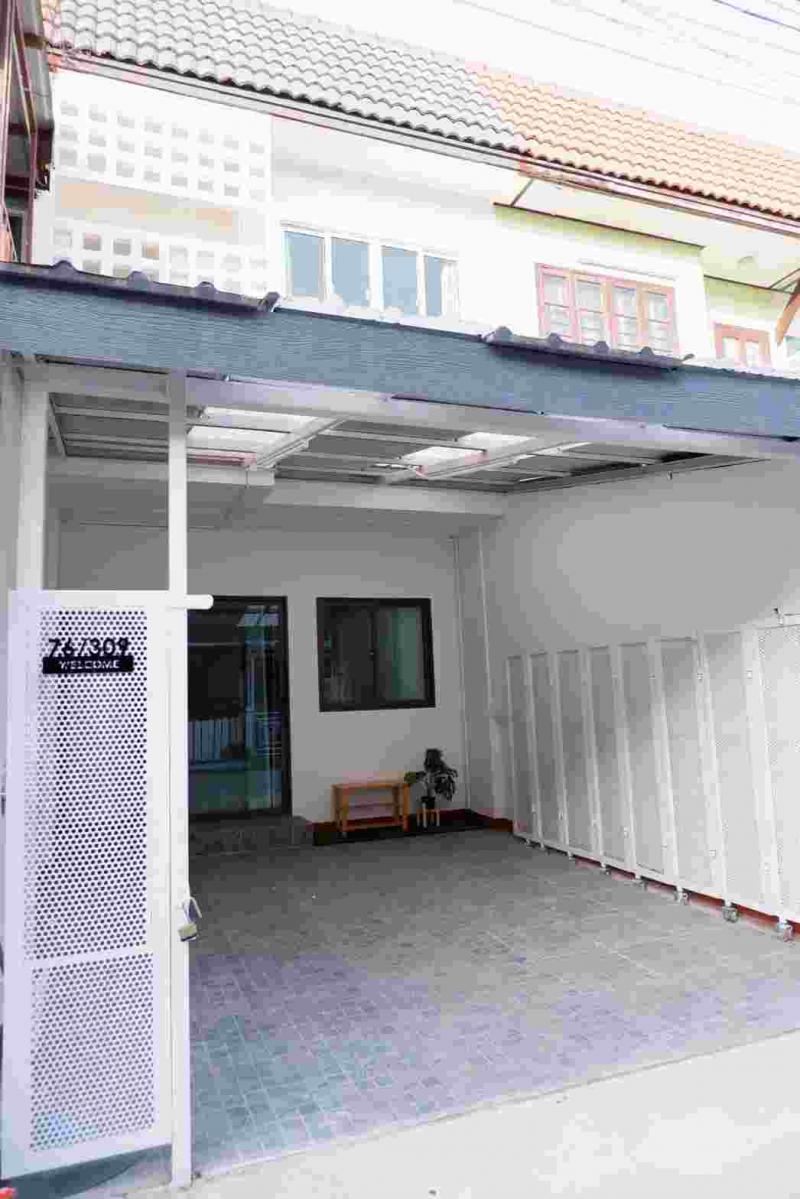 ขายทาวน์เฮ้าส์ 2 ชั้น รีโนเวทใหม่หมดจด หมู่บ้านบัวทอง 4 บ้านกล้วย-ไทรน้อย ที่ตั้ง : 76/309 ซอย 3/2 หมู่บ้านบัวทอง 4 ต.บางคูรัด อ.บางบัวทอง จ.นนทบุรี 11110พิกัด : https://maps.app.goo.gl/yLf964UcQ6za6LZg7?g_st=ilขนาดพื้นที่ :  16 ตารางวารายละเอียด : รีโนเวทใหม่ทั้งหลัง เปลี่ยนให้ใหม่หมดจดไม่ว่าจะเป็นฝ้า พื้น ผนัง สุขภัณฑ์ ประตู หน้าต่าง รั้ว ระบบน้ำ/ไฟ แถมเพิ่มช่องแสงให้บ้านสว่างไม่เปลืองไฟ ต่อเติมครัวและท