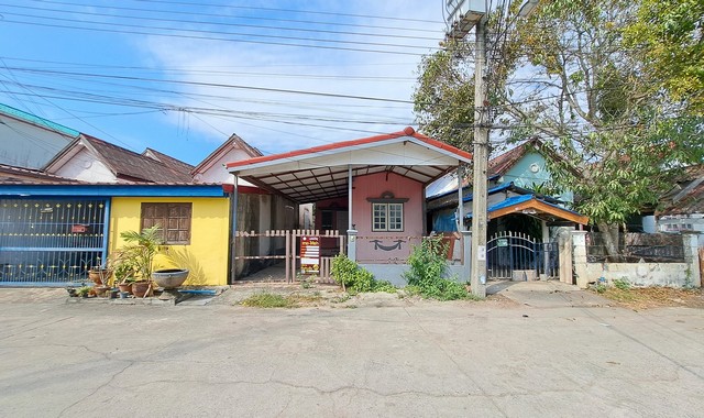   รายละเอียดเพิ่มเติม Code ID : PKK02-00732  ราคาขาย 850,000  บาท- ขนาดพื้นที่ :   32.00 ตร.ว.- พื้นที่ใช้สอย :   -- จำนวนห้อง :   1 ห้องนอน 1 ห้องน้ำ - ที่จอดรถ :   1    คัน- บ้านหันทางทิศ : - พิกัดทรัพย์ :  https://maps.app.goo.gl/Fafatdixuo23rkSZA    สถานที่ใกล้เคียง- ใกล้โรงพยาบาลเวชการุณย์รัศมิ์- ใกล้ซีเจ มอร์ สาขาหมู่บ้านวัฒนาธานี  - ใกล้ร้านน้องสตาร์ของชำ- ใกล้อารียาซุปเปอร์มาร์เก็ต สอบถามเพิ่มเติม/นัดชมโทร. 097-419-5982(พลอย)โทร. 096-932-4624(อ�