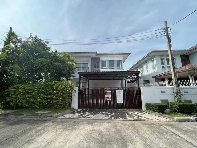   รายละเอียดเพิ่มเติม Code ID : PKK02-01068  ราคาขาย 5,700,000  บาท- ขนาดพื้นที่ :   59.60 ตร.ว.- พื้นที่ใช้สอย :   - - จำนวนห้อง :  3 ห้องนอน 1 ห้องน้ำ  - ที่จอดรถ :   1    คัน- บ้านหันทางทิศ : - พิกัดทรัพย์ : https://maps.app.goo.gl/TwBR3ci8AF52xHFFA    สถานที่ใกล้เคียง- ใกล้โรบินสัน แฟชั่นไอส์แลนด์ เดอะ พรอมานาด- ใกล้โรงพยาบาลนพรัตนราชธานี - ใกล้โรงพยาบาลพญาไท นวมินทร์- ใกล้แม็คโคร สาขารามอินทรา สอบถามเพิ่มเติม/นัดชมโทร. 097-419-5982(พลอย)โทร.