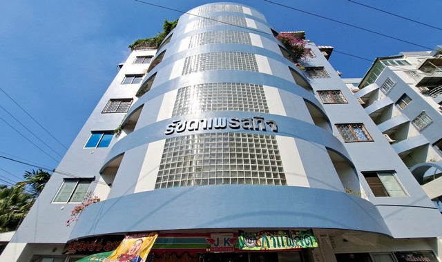   รายละเอียดเพิ่มเติม Code ID : PKK05-00510   ราคาขาย  1,170,000 บาท- พื้นที่ใช้สอย :   31.53 ตรม.- จำนวนห้อง :   1 ห้องนอน 1 ห้องน้ำ - ชั้นที่  :  3- อาคาร  : C พิกัดทรัพย์ :  https://maps.app.goo.gl/Py5xS5oxzSx4ZAFcA    สถานที่ใกล้เคียง- สอบถามเพิ่มเติม/นัดชมโทร. 097-419-5982(พลอย)โทร. 096-932-4624(ออมสิน)Line : @panaya (มี@ด้านหน้า)ปรึกษาสินเชื่อฟรี One Stop Service ดูแลตั้งแต่ต้นจนจบบริษัท ปณยาคิดดี จำกัด