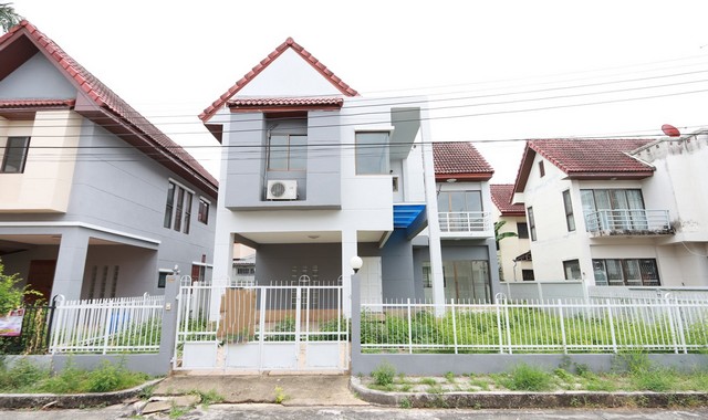  รายละเอียดเพิ่มเติม Code ID : PKK02-00636  ราคาขาย  2,630,000 บาท- ขนาดพื้นที่ :   52.50 ตร.ว.- พื้นที่ใช้สอย :   -- จำนวนห้อง : 2 ห่องนอน 2 ห้องน้ำ   - ที่จอดรถ :   1    คัน- บ้านหันทางทิศ : - พิกัดทรัพย์ :  https://maps.app.goo.gl/KRg64bLNms66HwUn7    สถานที่ใกล้เคียง- ใกล้โรงพยาบาลทิวาทิพย์บำบัดยาเสพติด- ใกล้ซีเจ ซูเปอร์มาร์เก็ต สาขาสังฆประชา - ใกล้กิฟฟารีนราชพฤกษ์@ลาดกระบัง- ใกล้สถานีอนามัยลำผักชี สอบถามเพิ่มเติม/นัดชมโทร. 097-419-5982(พ�