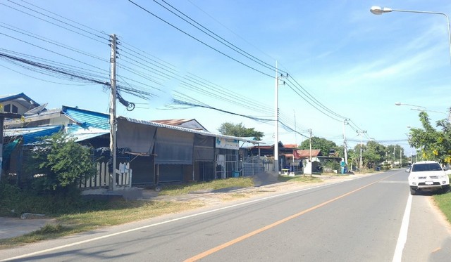   รายละเอียดเพิ่มเติม Code ID :  PSC00136  ราคาขาย  2,081,000   บาท- ขนาดพื้นที่ :  141.00 ตร.ว.- พื้นที่ใช้สอย :   335.00 ตร.ม.- จำนวนห้อง :   3 ห้องนอน 2 ห้องน้ำ - ที่จอดรถ :   1  คันพิกัดทรัพย์ : https://maps.app.goo.gl/9HHRP53HtXZm5RqK9    สถานที่ใกล้เคียง- ใกล้  วัดสวรรค์สว่างวนาราม- ใกล้  โรงเรียนบัวลาย- ใกล้  โรงพยาบาลบัวลาย- ใกล้  สถานีรถไฟ หนองบัวลายสอบถามเพิ่มเติม/นัดชมโทร. 097-419-5982(พลอย)โทร. 096-932-4624(ออมสิน)Line : @panaya (มี@ด้านหน้า)ปรึกษาสินเชื่อ