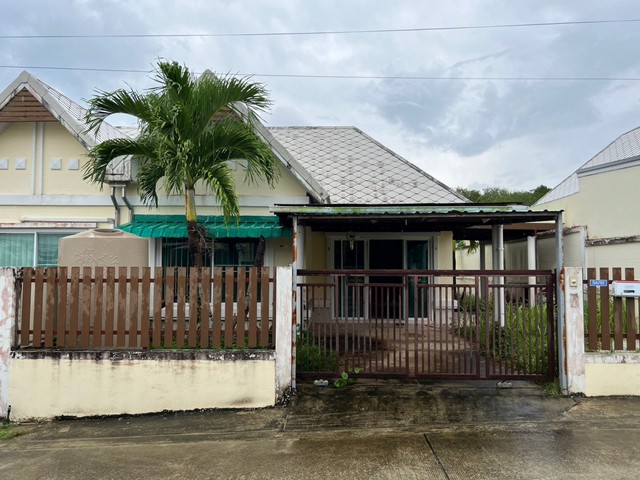  รายละเอียดเพิ่มเติม Code ID : PKK02-01021  ราคาขาย 3,600,000  บาท- ขนาดพื้นที่ :   62.90 ตร.ว.- พื้นที่ใช้สอย :   -- จำนวนห้อง :   2 ห้องนอน 2 ห้องน้ำ- ที่จอดรถ :    1   คัน- บ้านหันทางทิศ : - พิกัดทรัพย์ : https://maps.app.goo.gl/uJnrkpCuWLAyvdGr6    สถานที่ใกล้เคียง- ใกล้โรบินสันไลฟ์สไตล์ ถลาง (ภูเก็ต)- ใกล้โรงพยาบาลถลาง Thalang Hospital - ใกล้โลตัส ป่าคลอก 3457 - ใกล้เซเว่นใหม่ป่าคลอก    สอบถามเพิ่มเติม/นัดชมโทร. 097-419-5982(พลอย)โทร. 096-932-4624(ออมสิน)Line : @panaya (มี@ด้า�