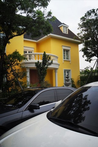 รหัสทรัพย์  K608ขายบ้านเดี่ยว 3 ชั้น  ทำเลดีมากย่านสุขุมวิท ใกล้รถไฟ้ฟ้าและสถานที่สำคัญ บ้านพร้อมอยู่ ฟังก์ชันบ้านห้องนอน : 5 ห้องห้องน้ำ : 5 ห้อง1 ห้องแม่บ้านจำนวนชั้น : 3 ชั้นที่จอดรถ : 4 คันเนื้อที่189 ตารางวา - พื้นที่ใช้สอย 600 ตารางเมตรราคา 45 ล้าน----------------------------------------------------ติดต่อสอบถามเพิ่มเติมคุณโอ๋ : 091-006-7725ID : @139bryrmหรือคลิกลิ้งค์ข้างได้เลยครับhttps://lin.ee/dn2Vmub# รับฝากขาย,เช่า บ้าน คอนโด 