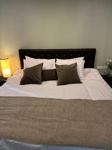 Rhythm Sukhumvit 44 is private, peaceful, convenient, 5th floor, BTS Phra Khanong.***Service for selling/renting houses, condos and giving advice. If interested, contact at any time***Interested in additional details or pictures or making an appointment to see the room?Contact Ekachai (Aui)T. 089-799-5598Line ID: @auiauiaui001 (add @ in front)Room type: 1 bedroom, 1 bathroomSize 45 sq m., 5th floorClean room, beautifully decorated, ready to move in.details-------------------------------------------------- ------------Rental price: 32,000 baht per month-------------------------------------------------- ------------* Complete electrical appliances- Air conditioning- fridge- TV- washing machine-------------------------------------------------- ------------*Facilities worth using– 34th floor, exercise room– Sauna (separate men and women)– Yoga area– Infinity edge pool style swimming pool– Slope glass fitness opens up to a Panoramic View on the Roof top floor.– Technology that c